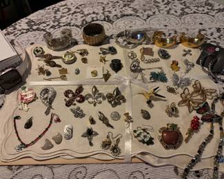 Collection of various vintage and modern costume jewelry, brooches and bracelets. Apple Watch S10 rose gold with pink blush wristband  