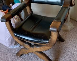 Savonarola Chair in very good condition. A mid-century Spanish Colonial Design, made in Mexico.