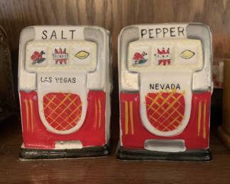 Vintage Las Vegas Nevada Slot Machine Casino Souvenir Salt And Pepper Shaker Set