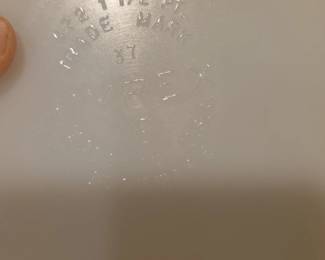 Pyrex Butterprint Casserole Dish with Lid second image