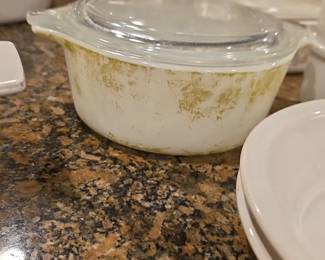 Pyrex Butterprint Casserole Dish with Lid