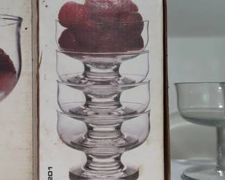 Crown Corning Applause Dessert Dishes Set second image