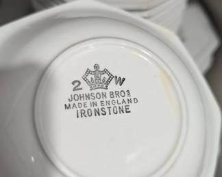 Johnson Brothers Heritage White Octagonal Dinnerware Set second image