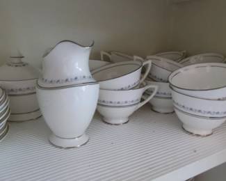 Royal Doulton Tiara H. Dinnerware Set second image