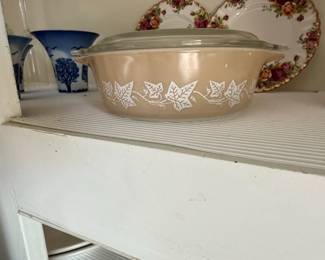 Pyrex Sandalwood Pattern Casserole Dish with Lid