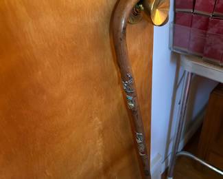 Swiss Alpine knobby walking stick cane, dating from approximately the 1920s to 1930s, is decorated with multiple metal souvenir travel badges, known as Stocknagel