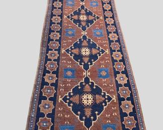 Runner rug with geometric pattern, ideal for hallways or entryways