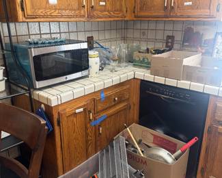 MICROWAVE AND KITCHEN ITEMS