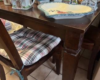 BREAKFAST TABLE/CHAIRS