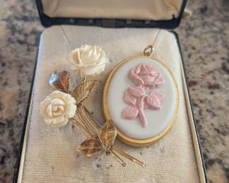 Franklin Mint porcelain rose pendant necklace, specifically designed for Mother's Day 1979. 