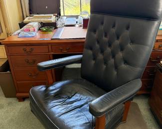 Nice office chair & desk with key