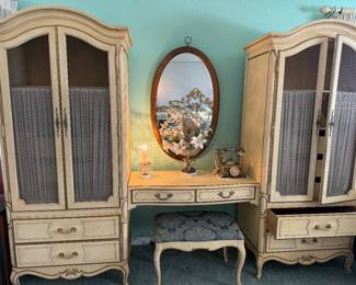 French provincial style blonde bedroom furniture
