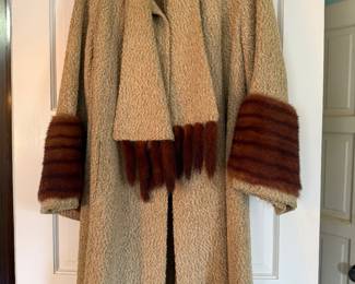 Beautiful vintage coat with mink trim