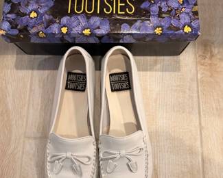 Mootsies Tootsies Womens White Leather Loafers with Bow Detail