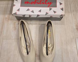 Mobility Womens Cream Leather Ballet Flats