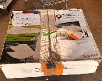 Toshiba 19AV600U 19” 720p Portable LCD HDTV in Original Box 4x3 Screen for Retro Gaming