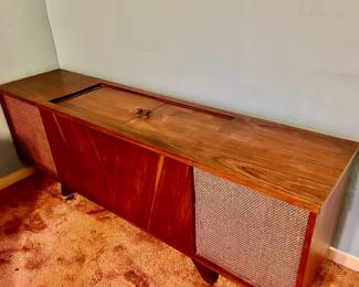 1970’s Danish Modern Stereo with radio. Needs repair.