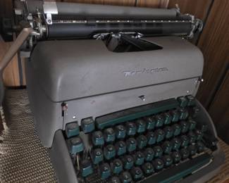 Vtg Remington typewriter 