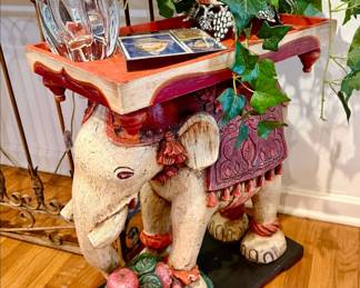 Absolutely amazing elephant with removable tray.