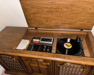 vintage console stereo record player/tuner/8 track (not tested)