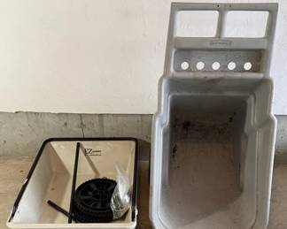 Rubbermaid And Republic Lawn Carts