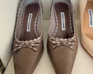 Manolo Blahnik taupe brown leather pointed-toe bow pumps