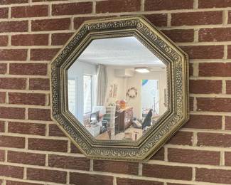 Octagonal Giltwood Mirror with Acanthus Leaf Motif