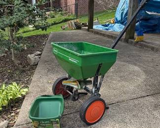 Scotts Speedy Green 2000 Broadcast Spreader with Scotts Handy Green II Hand Spreader