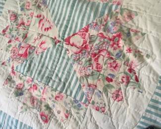 Four Poster Twin Bed Ftame with Vintage Style Floral Quilt Bedding Set with Pillow Sham and Dust Ruffle