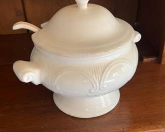 Le Grande Buffet Ceramic Soup Tureen with Lid and Ladle