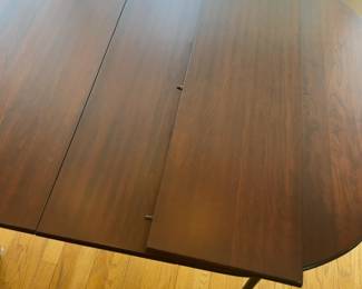 Classic Brimfield with Leaf Mahogany Queen Anne Style Accent Table