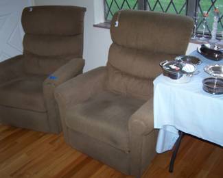 PAIR OF TAN RECLINERS