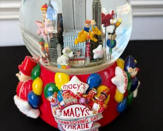 Macys 2001 Thanksgiving Day Parade Musical Snow Globe