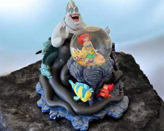 Disneys Little Mermaid Snow Globe WUrsula Sculpture