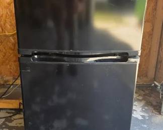 General Electric 3.1 Cu. Ft. Compact Refrigerator With Top Freezer