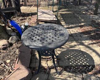 OUTDOOR METAL SIDE TABLE
