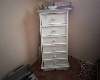 FURNITURE SMALL CHEST OF DRAWERS