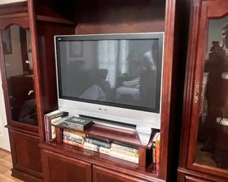 ENTERTAINMENT CENTER MIDDLE ONLY (TV and other things not included)