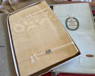 Damask Table cloths & napkins (60'x102")
