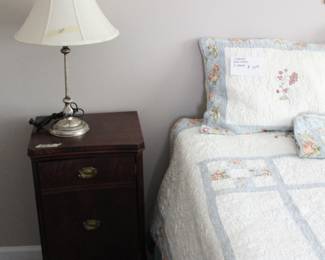 Bedroom furniture set, full size bed, mattress and box spring, bed frame, bedroom set, traditional bedroom furniture, guest bedroom setup Quilt bedding set, floral quilt, patchwork quilt, cottage style bedding, farmhouse bedding, vintage style quilt, matching pillow shams, bed skirt Wood nightstand, bedside table, 2 drawer nightstand, traditional nightstand, dark wood furniture, bedroom storage Table lamp, bedside lamp, traditional lamp, brushed metal lamp, neutral lampshade, accent lighting Vanity desk, wood vanity, dressing table, bedroom desk, mirror with frame, traditional vanity set Wall art, framed artwork, floral wall décor, classic wall art, gold frame art Brown suede recliner, microfiber recliner chair, upholstered recliner, comfortable chair, bedroom seating Medical equipment, bedside commode, shower chair, mobility aid, elderly care items Estate sale furniture, home furnishings, traditional décor, complete room setup