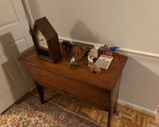 Ric2 table with clock