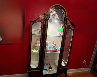 Lighted display cabinet