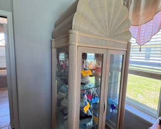 Lighted display cabinet