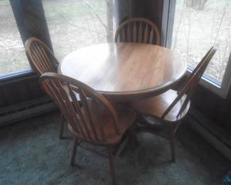 Rd oak table, chairs and leaf