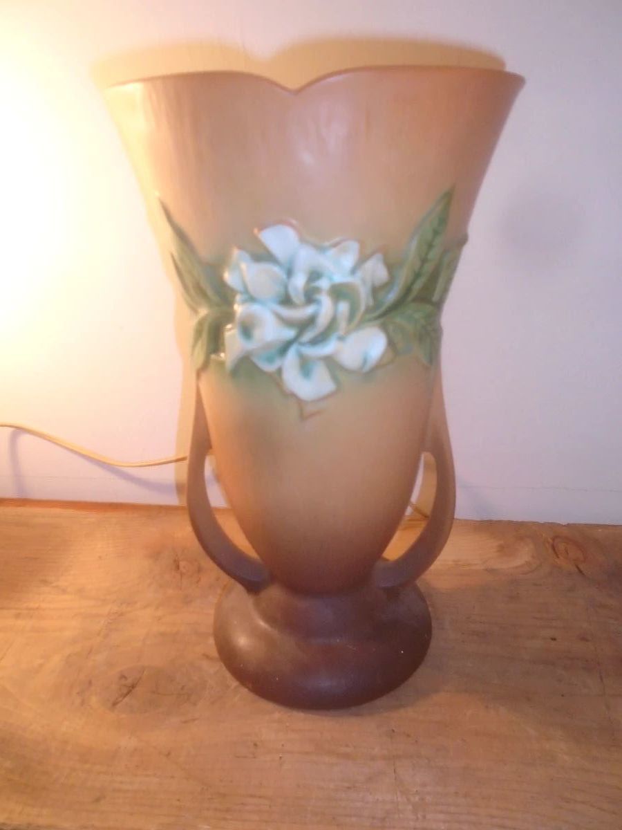 Roseville vase (Gardenia pattern)