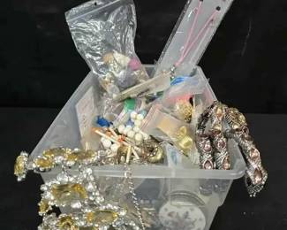 CT279Bits and pieces jewelry mystery lot