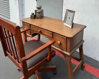 CT214Vintage Desk And Chair With Rustic Decor