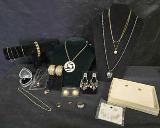 CT267Goldtone jewelry