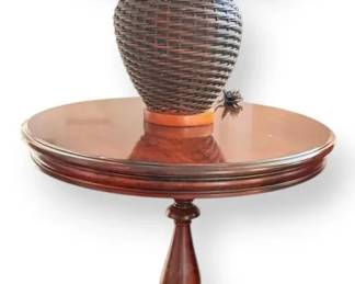 Round End Table With Lauren Lamp