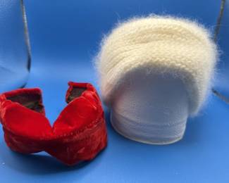 Many vintage fashion hats.